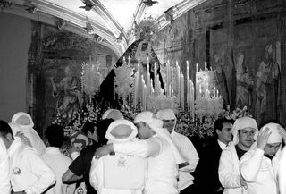 Los costaleros se preparan para sacar a la Virgen de la Estrella en la tarde del Martes Santo.