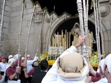 Los costaleros colocan el palio de la Virgen de la Estrella, a su salida de Las Gordillas