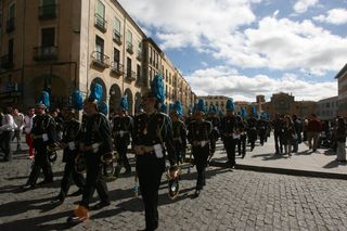 Banda de Cornetas y Tambores 'El Amarrado', desfilando por el Mercado Grande.