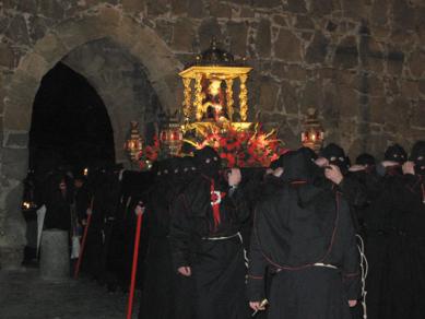 El Cristo de las Batallas sale por el Arco del Mariscal, en la Procesión de la Madrugada