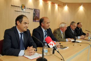 Arturo Mancebo, en primer término, ofreció el pregón de la Semana Santa de Ávila en Valladolid
