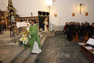 El párroco del ICM bendijo el nuevo estandarte.